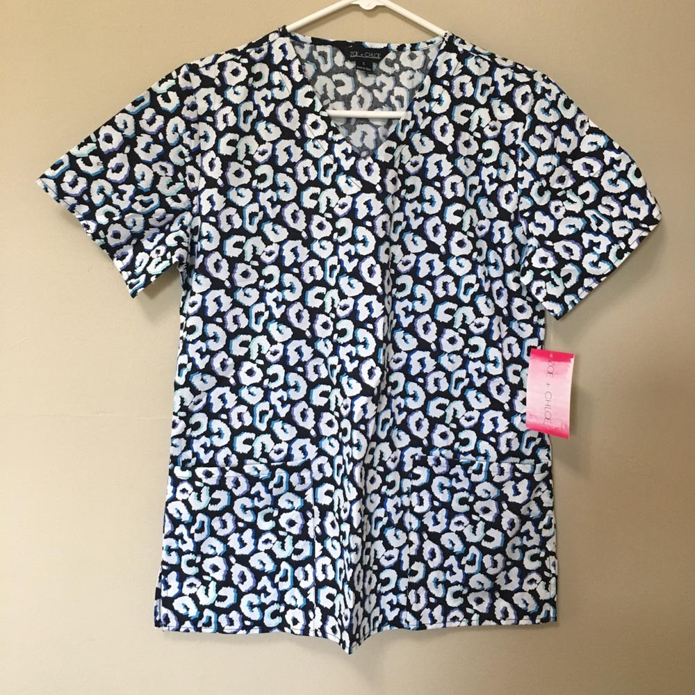 Zoe & Chloe animal print size small scrub top NWT